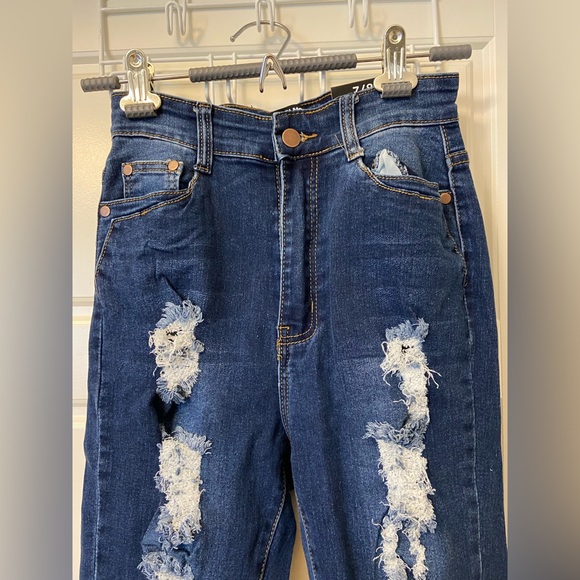 FASHION NOVA RIPPED BLUE JEANS SIZE 7/8 - Picture 7 of 9